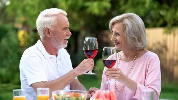 Gelukkige Oude Paar Roosteren Man Complimenteren Met Geliefde Vrouw Huwelijk — Stockfoto