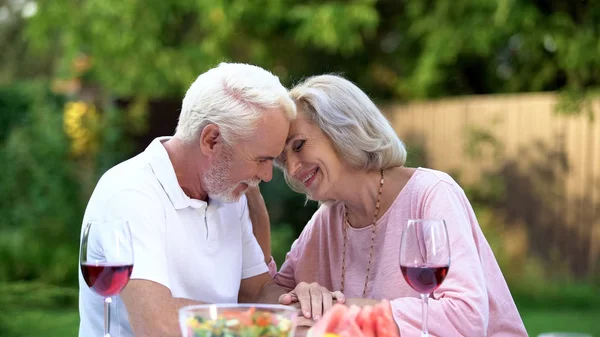 Senioren Sitzen Tisch Und Erinnern Sich Ihr Gemeinsames Leben Glückliche — Stockfoto