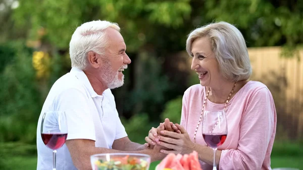 Смеющаяся Старшая Пара Веселится Ужином Позитивные Эмоции Счастье — стоковое фото