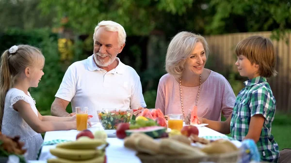 Liebevolle Enkel Besuch Bei Den Großeltern Glückliches Seniorenpaar Das Kinder — Stockfoto