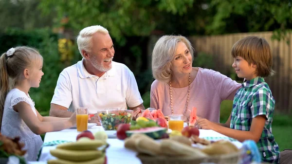 Großeltern Und Enkelkinder Essen Abend Verbringen Das Wochenende Zusammen Ferienhaus — Stockfoto
