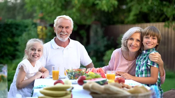 Familie Speist Zusammen Freien Und Blickt Zuversichtlich Die Zukunft — Stockfoto