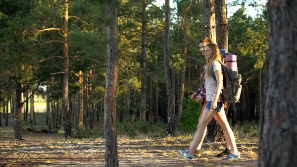 Glada Och Lyckliga Par Promenader Skogen Och Leende Aktiv Helg — Stockfoto