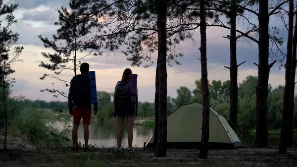Two Campers Enjoying Beautiful Riverscape Campsite Active Lifestyle Tourism — Stock Photo, Image