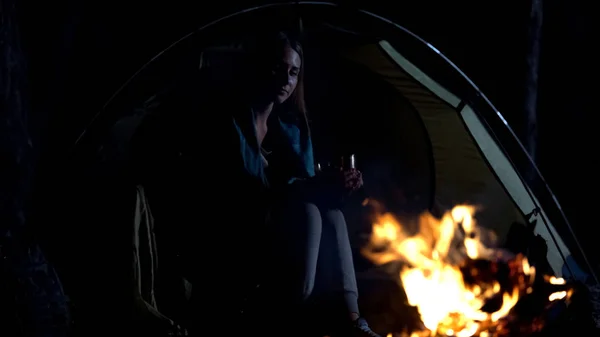 Genç Tek Oturan Bayan Düşünceli Yangın Alevler Seyir Sıcak Içecek — Stok fotoğraf