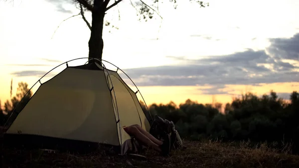 Кемпер Отдыхает Палатке Начале Пикника Ночевка Дикой Природе Восход Солнца — стоковое фото