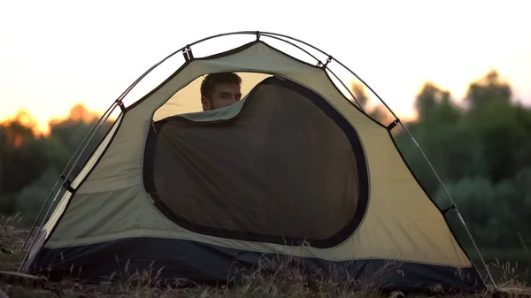 Joyeux Homme Zippant Tente Dôme Préparant Dormir Dans Nature Repos — Photo
