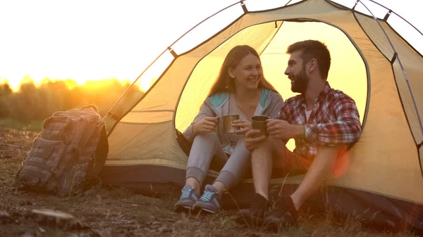 Туристы Смеются Сидя Палатке Выпивая Напитки Делясь Позитивными Эмоциями — стоковое фото