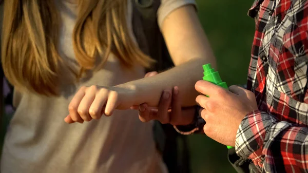 Hombre Aplicando Crema Enfriamiento Brazo Ladys Después Picadura Mosquitos Repelente —  Fotos de Stock