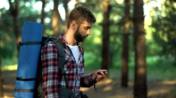 Mężczyzna Stracił Lesie Pomocą Kompas Nawigacji Znalezienie Lasu — Zdjęcie stockowe