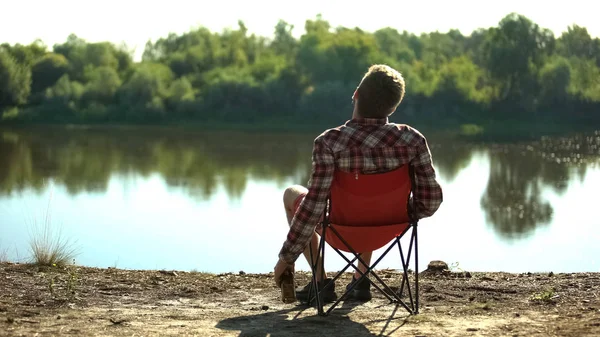 Opilý Muž Sedí Břehu Řeky Obdivovat Výhled Odpočívá Víkend — Stock fotografie