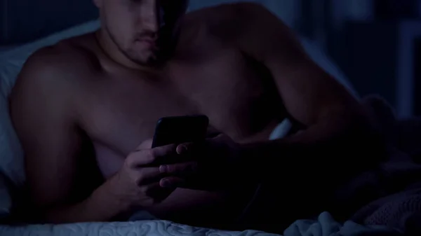 Homme Défilant Smartphone Couché Lit Vérifiant Mail Avant Dormir — Photo