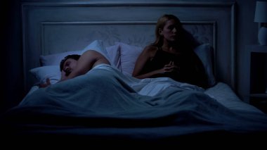 Rahatsız kadın yatakta, aile kavga, Uyuyan erkek oturan yanlış anlama