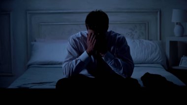 Başlatma hatası, sorunları evde, yatakta oturmuş hayal kırıklığına işadamı