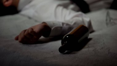 Parti, boş şişe yakınındaki, stresli çalışma yalan sonra erkek uyuyan sarhoş