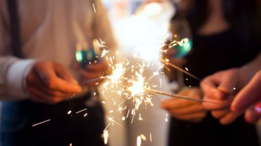 Arkadaşlar eğlenmeye havai fişekleri ve içecekler ile Cadılar Bayramı partisinde Grup