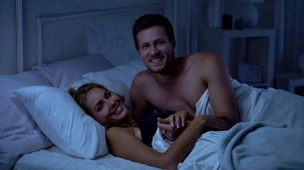 남편과 아내가 침대에서 카메라 광고에 — 스톡 사진