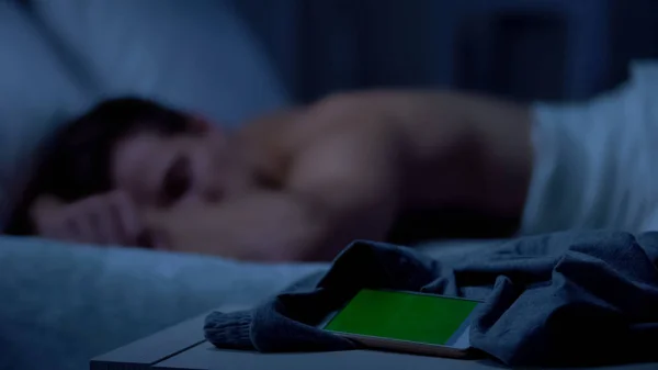 Celular Com Tela Verde Deitado Cama Homem Cansado Dormindo Fundo — Fotografia de Stock