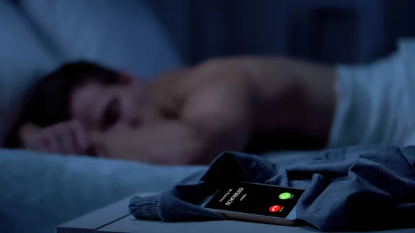 男友打电话 而男性睡得很深 错过电话 同性关系 — 图库照片