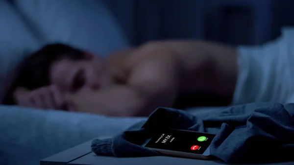 Καλώντας Νεαρός Άνδρας Κοιμάται Στο Φόντο Αναπάντητη Κλήση Σπασμένα Σχέσεις — Φωτογραφία Αρχείου