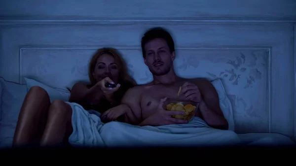 Дружина Чоловік Сидять Ліжку Дивитися Телевізійне Шоу Їдять Закуски Розважаються — стокове фото