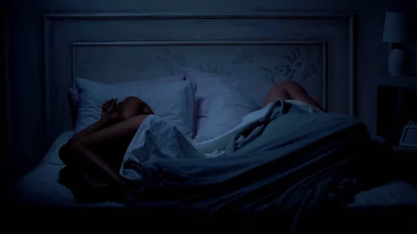 関係の難しさ 口論の概念を離れて 横にベッドで寝ているカップル — ストック写真