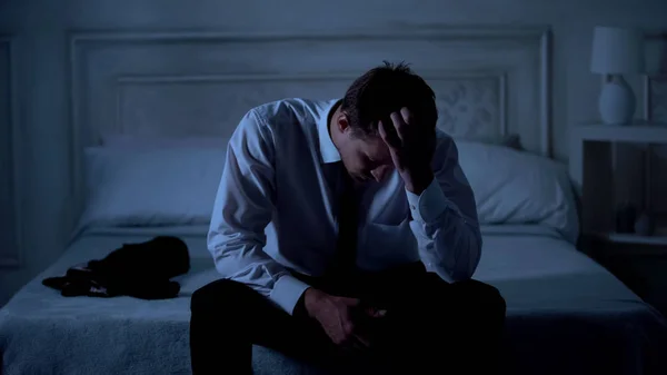 Yatakta Gece Başarısız Durumda Hayal Kırıklığı Hayal Kırıklığı Oturan Üzgün — Stok fotoğraf