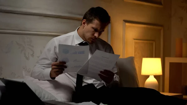 Male Clerk Preparing Report Late Night Comparing Income Company Diagrams — Stock Photo, Image