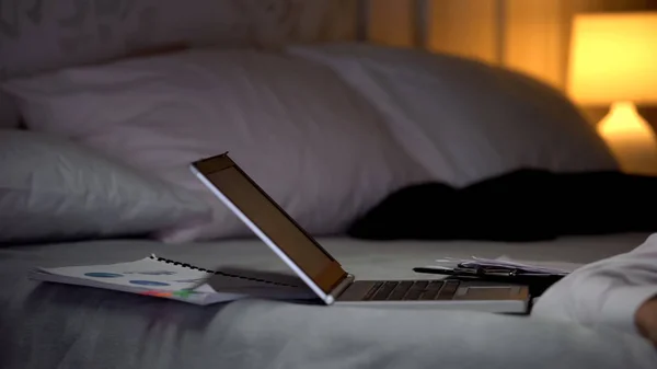Geschäftiges Lifestylekonzept Laptop Und Dokumente Liegen Auf Dem Bett Geschäftsmann — Stockfoto