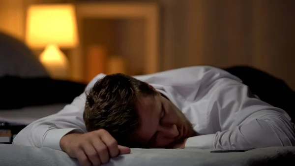 ベッド 懸命に働く日後疲れで眠りに落ちて過労の実業家 — ストック写真