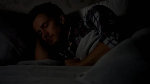 男性晚上独自睡在黑暗的房间里 舒适的床垫和枕头 — 图库照片