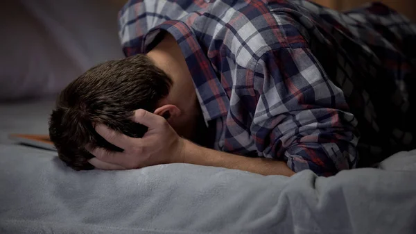 Depresif Adam Yatakta Ebeveyn Kaybı Bunalımı Yürek Acısı Ağlıyor — Stok fotoğraf