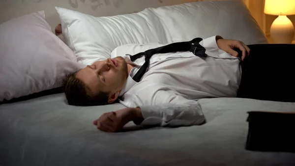 Homem Bêbado Terno Negócios Dormindo Quarto Hotel Sofrendo Alcoolismo Festa — Fotografia de Stock