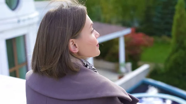 Femme Heureuse Debout Sur Balcon Domaine Respirant Air Frais Vie — Photo