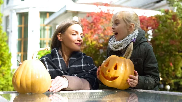 Tochter Bringt Kürbis Laterne Zur Mutter Vorbereitung Auf Halloween — Stockfoto