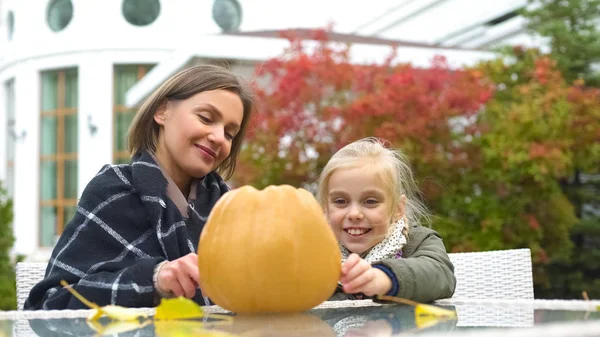 Mutter Hilft Kind Beim Kürbisschnitzen Für Halloween Herbstfest Spaß — Stockfoto