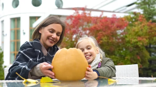 Kind Und Lehrer Bereiten Kürbis Für Schulfest Vor Zusätzliche Bastelstunde — Stockfoto