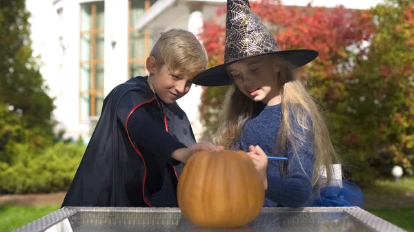 Kis Vámpír Boszorkány Ijesztő Arcot Támaszkodva Tök Jack Lantern Előkészítése — Stock Fotó