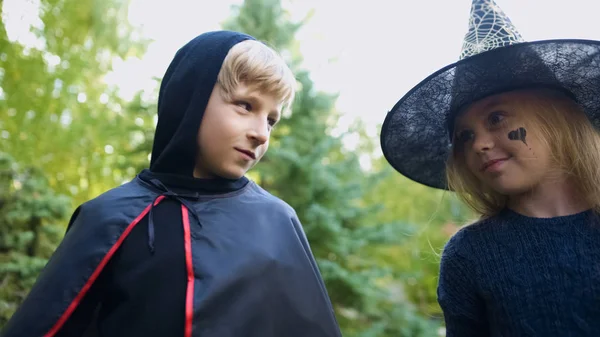 Junge Und Mädchen Halloween Kostümen Spazieren Wald Und Haben Gemeinsam — Stockfoto