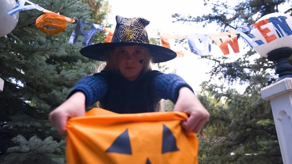 Dziewczynka Gospodarstwa Trick Treat Bag Wymagających Słodycze Strony Wejście Halloween — Zdjęcie stockowe