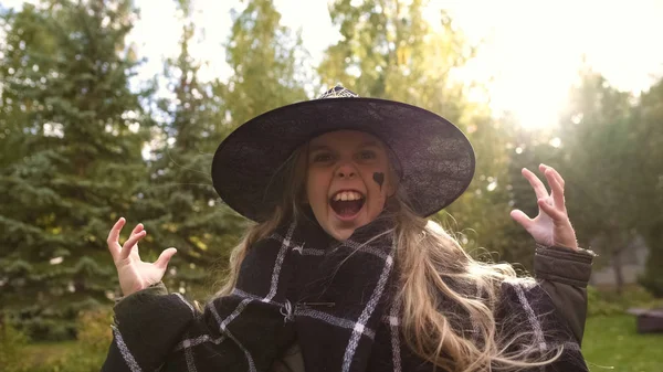 Lány Játszik Gonosz Boszorkány Dühösen Mennyezetgerendákat Kamerát Halloween Party Ünnepe — Stock Fotó