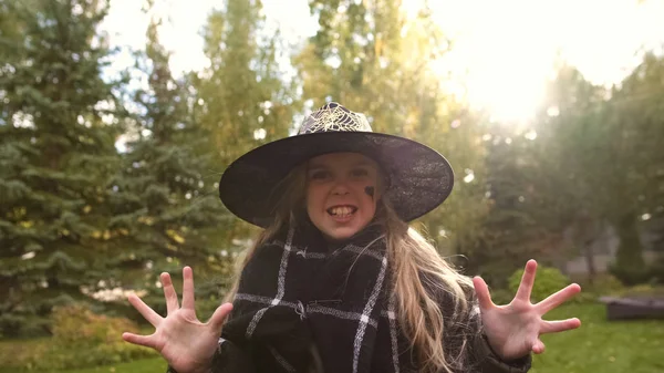 Kleines Mädchen Hexenkostüm Brüllt Die Kamera Erschreckt Die Zuschauer Halloween — Stockfoto