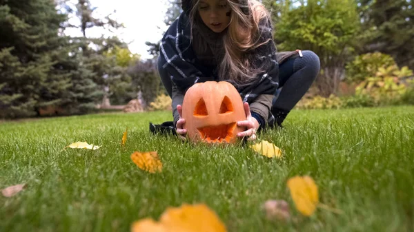 Glückliches Mädchen Nimmt Kürbiskerze Die Hand Spielt Hof Halloween Feier — Stockfoto