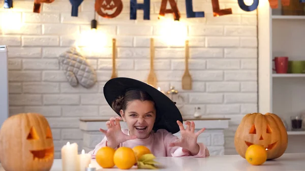 Kleines Mädchen Gruseligen Hexenkostüm Das Versucht Kinder Erschrecken Halloween Party — Stockfoto