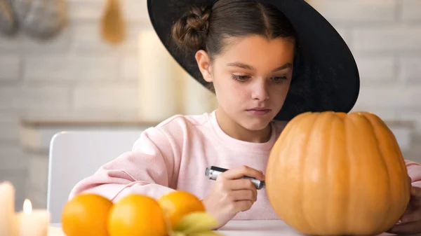 Hübsches Kleines Mädchen Macht Jack Kürbis Und Bereitet Sich Auf — Stockfoto