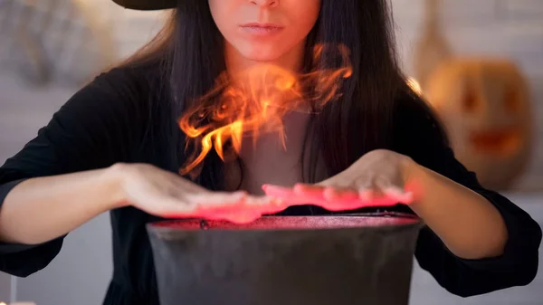 Conjuring Iksir Cadılar Bayramı Arifesi Sihirli Pişirme Siyah Elbiseli Genç — Stok fotoğraf