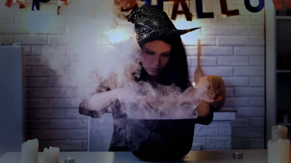 Geheimnisvolle Junge Frau Hexenkostüm Kocht Zaubertrank Und Bereitet Sich Auf — Stockfoto