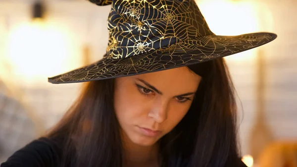 帽子手品 黒魔術の集中の魔女衣装ハロウィーン パーティー — ストック写真
