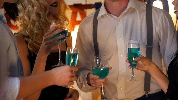 Freunde Feiern Halloween Und Trinken Getränke Mit Blauer Farbe Tricks — Stockfoto