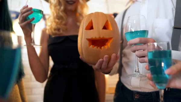 Freunde Haben Spaß Halloween Trinken Alkohol Halten Jack Kürbis Der — Stockfoto